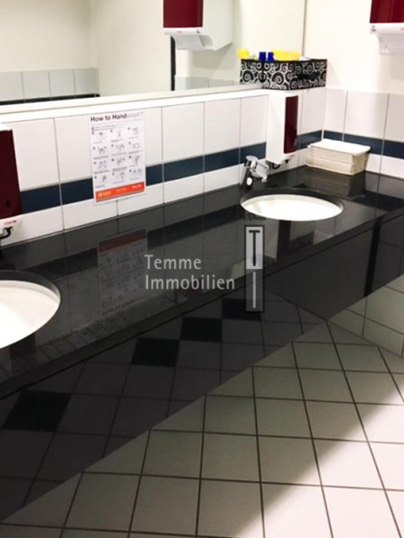 Bad mit Naturstein-Waschtisch